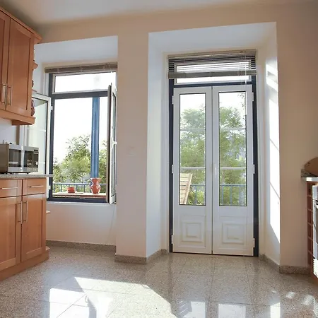 Beautiful Three Bedroom In Graca Lisboa